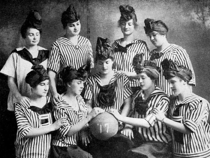 Женская баскетбольная команда. США. 1917 год историческое фото, история