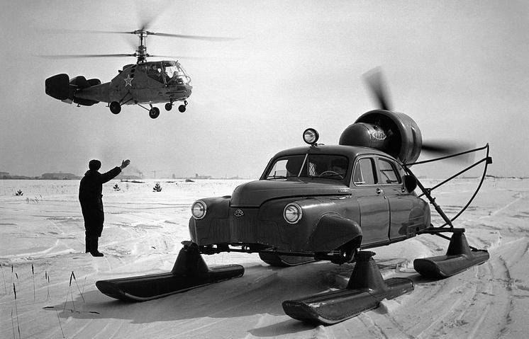 Вертолет КА-15 и аэросани на базе автомобиля ГАЗ-М-20 "Победа", 1959 год, Тушино, Москва историческое фото, история