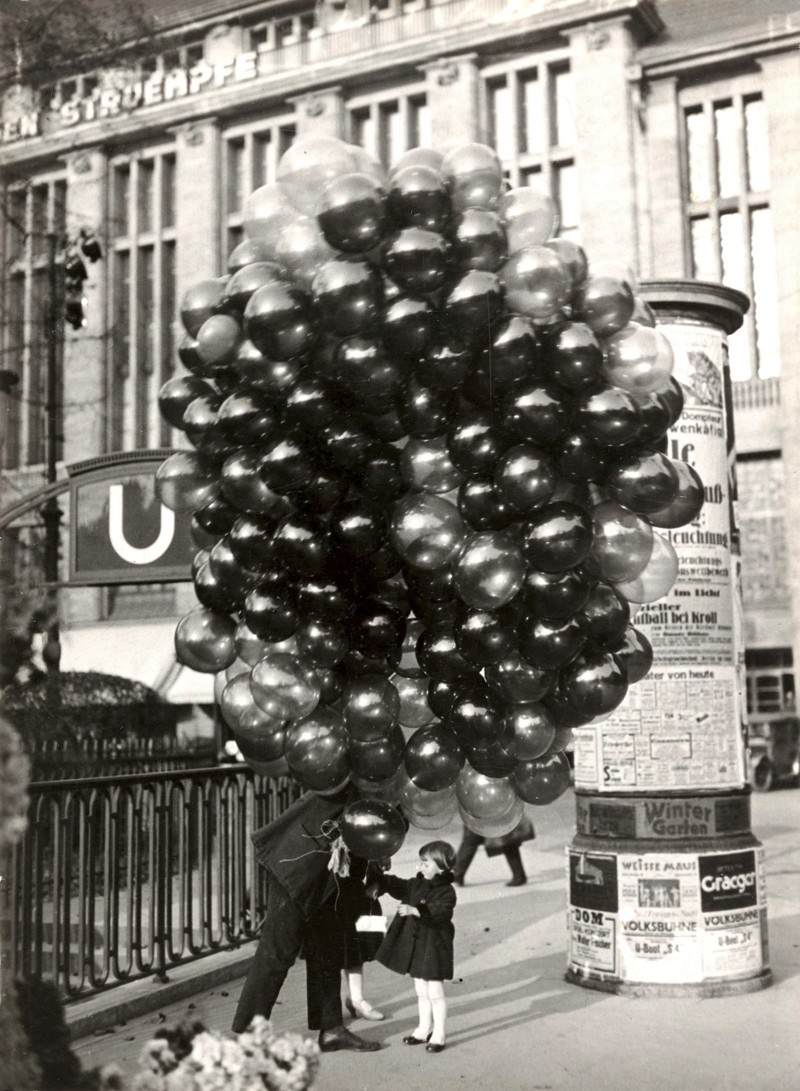 Девочка покупает воздушный шарик у уличного торговца, 1936 год, Берлин, Третий Рейх историческое фото, история