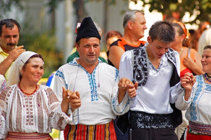 http://cdn.fishki.net/upload/post/2017/03/03/2232831/1-post060823-romanians-and-turks-dance-hora-in-calimanesti.jpg
