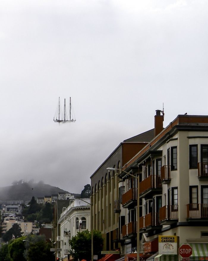 Летучий голландец в облаках? На самом деле, это - вершина башни Сатро Тауэр в Сан-Франциско, скрытой туманом искусство, мастерство, фото