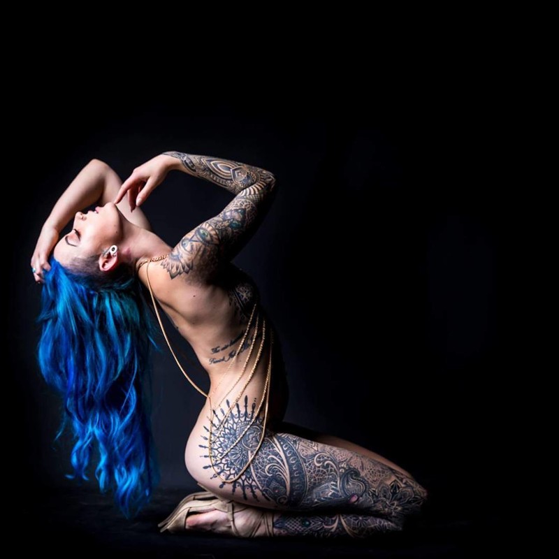 Татуированная модель показала все узоры на своем теле