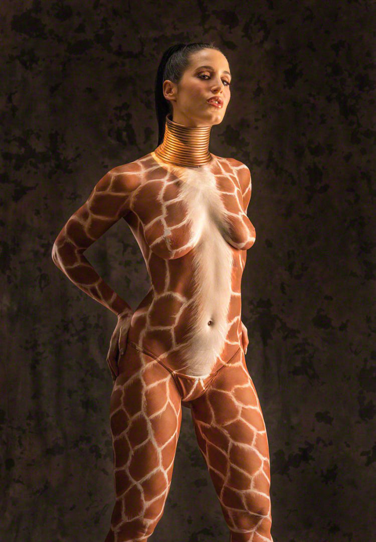 Нереальная красота: американка 5 лет удлиняет шею, чтобы стать похожей на жирафа девушки, жираф, шея