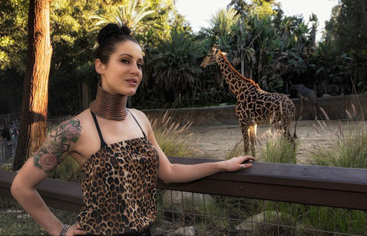Нереальная красота: американка 5 лет удлиняет шею, чтобы стать похожей на жирафа девушки, жираф, шея