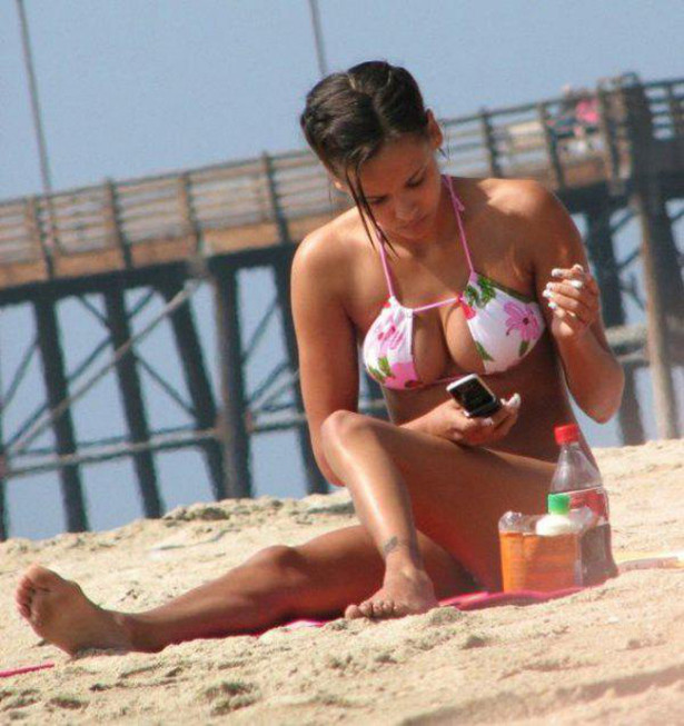 Фигуристая дамочка меняет белье в пляжной кабинке