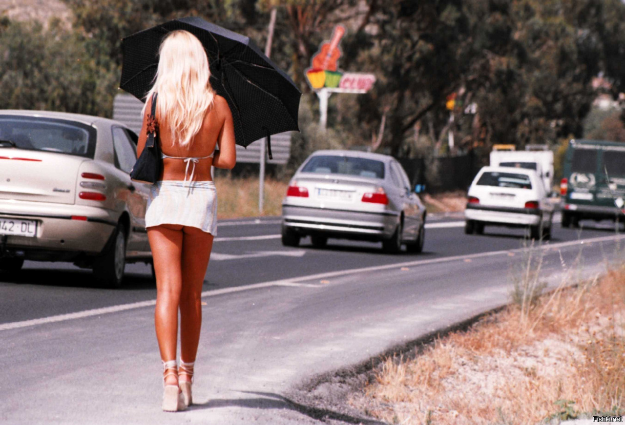 Красивая голая девушка на дороге