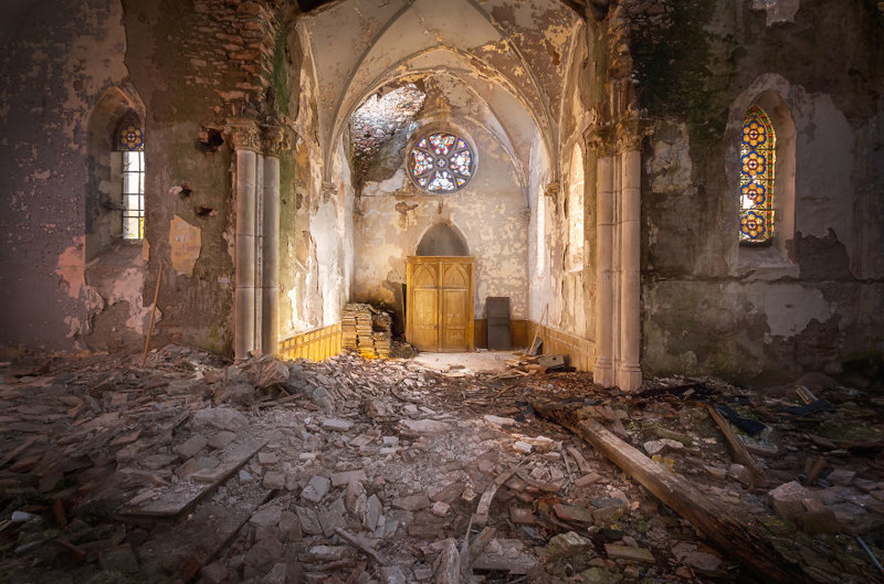 Фотограф снимает заброшенные церкви