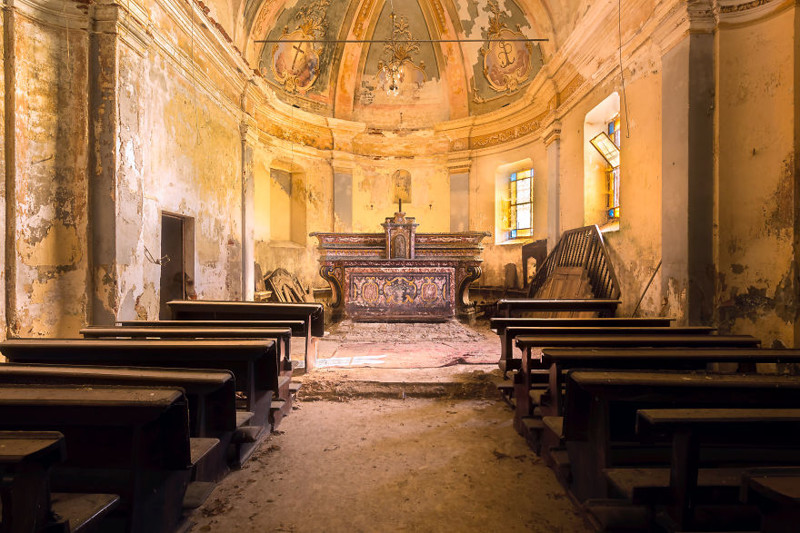 Фотограф снимает заброшенные церкви