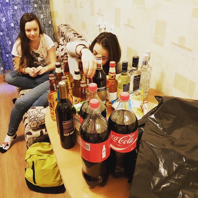 Студентки выпили пивка и организовали в хостеле большую групповуху