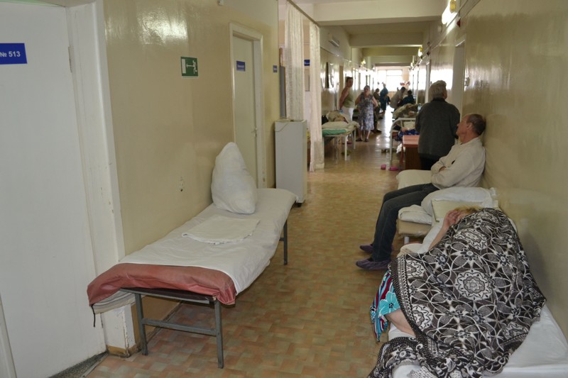 Людям не хватает место в палатах, и им приходится спать в коридоре. больницы, россия, ужас, фото