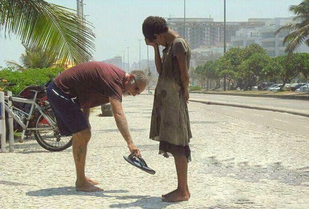 Мужчина, отдавший свою обувь босой бездомной девочке в Рио-де-Жанейро доброта, люди, мило, фото