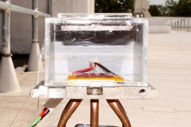 Это устройство добывает воду прямо из воздуха, используя только энергию Солнца вода, устройство, энергия