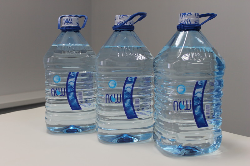 У вас есть пяти- и трехлитровая бутылки и много-много воды. Как набрать в пятилитровую бутылку ровно 4 литра воды?  загадки, интересное
