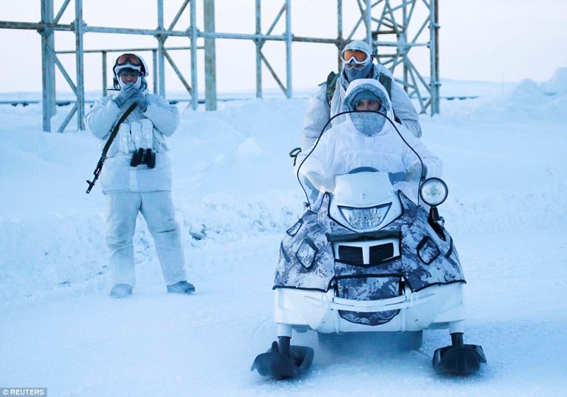 Российские военнослужащие в белом обмундировании охраняют район Нагурское на военной базе на о. Земля Александры арктика, нефть, россия