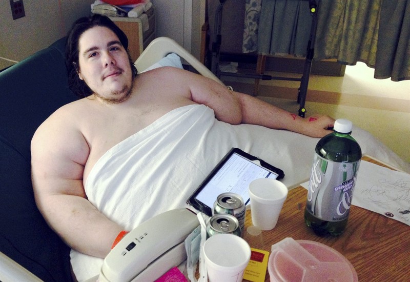Американца весом 360 кг выставили из больницы за заказ пиццы американец, не умный человек, толстяк