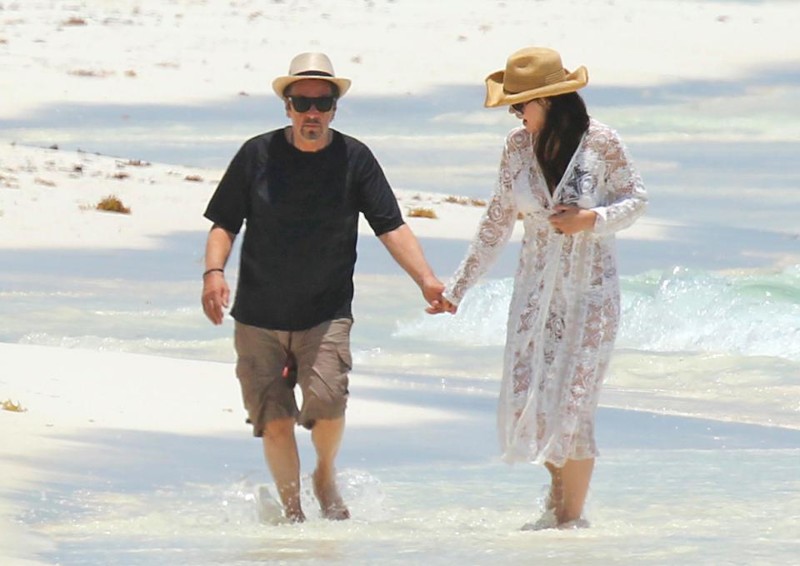77-летний Аль Пачино плещется в море с 38-летней возлюбленной Аль Пачино, актер