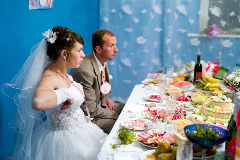 Обычная картина: молодожены принимают поздравления деревенская свадьба, свадебные фото, свадьба
