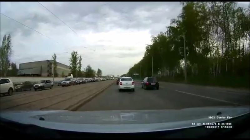 В Казани автомобиль угодил колесом в люк и перевернулся В Казани автомобиль угодил колесом в люк и перевернулся