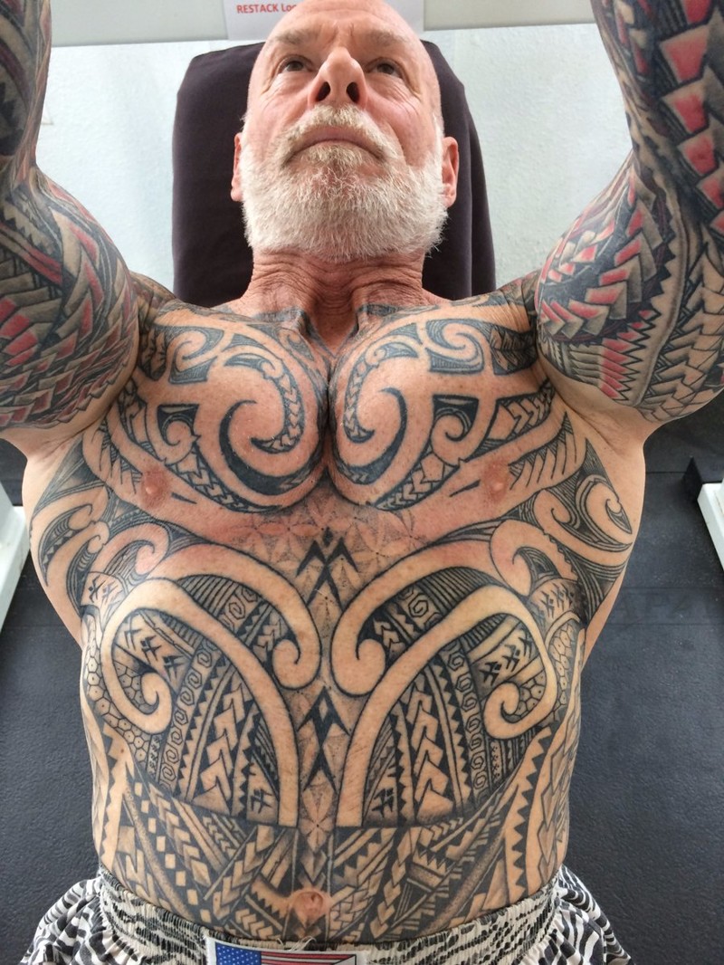 60-летний бодибилдер за год покрыл все свое тело татуировками бодибилдер, тату, тело