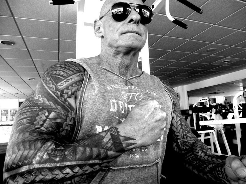 60-летний бодибилдер за год покрыл все свое тело татуировками бодибилдер, тату, тело