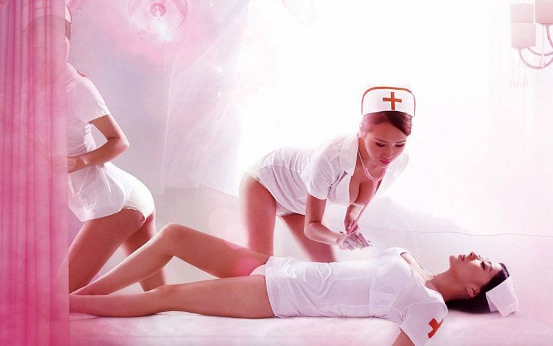 Медсестра лесбиянка с большой грудью лечит свою подругу сексом