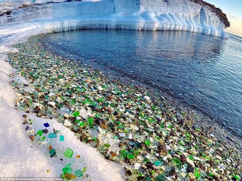 Szklana plaża -  Zatoka Ussuryjska, niedaleko Władywostoku w południowo-wschodniej Rosji. Glass beach - Ussury Bay, near Vladivostok in south-eastern Russia.