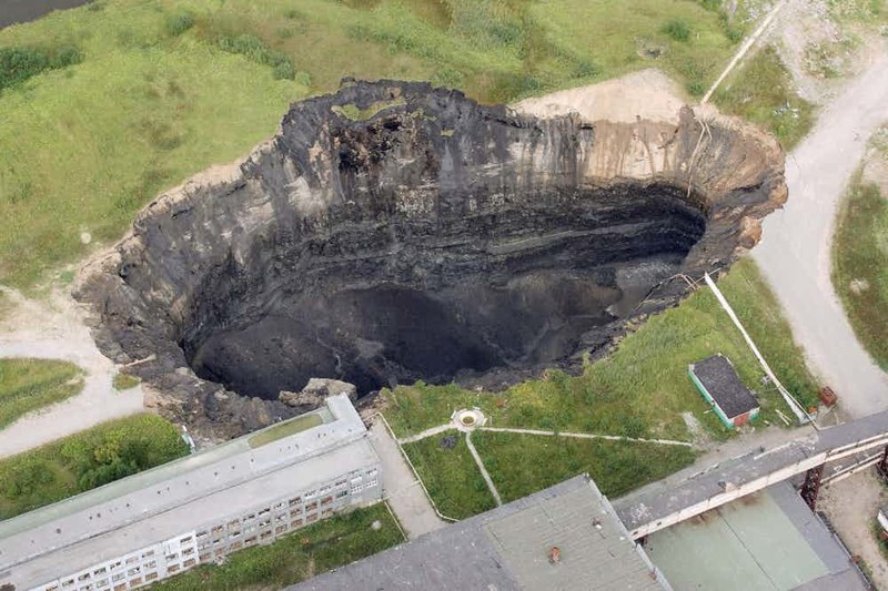 Карстовый провал в Березняках геология, карстовая воронка, карстовый провал, нерукотворные пропасти, подземные воды, почва, природа, природная катастрофа