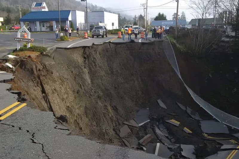 Провал на шоссе 101 в Орегоне геология, карстовая воронка, карстовый провал, нерукотворные пропасти, подземные воды, почва, природа, природная катастрофа