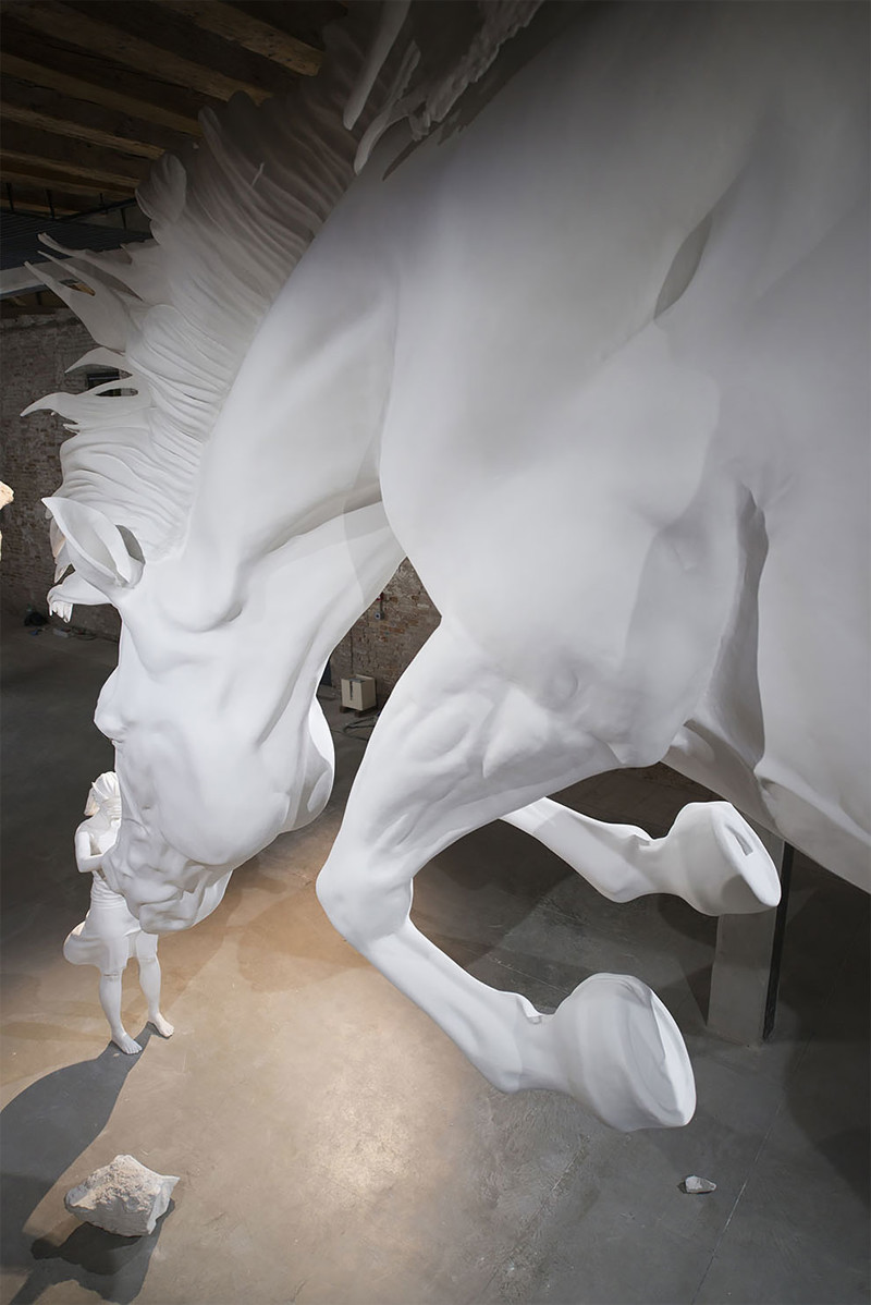 Claudia Fontes - rzeźba "The Horse Problem", koniowy problem. Biennale Arte 2017. Claudia Fontes - "The Horse Problem", Biennale Arte 2017.