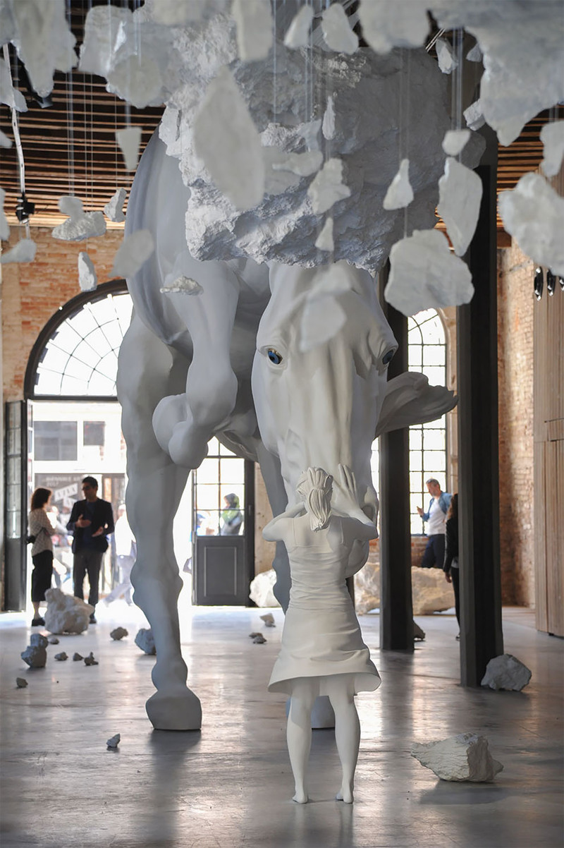 Claudia Fontes - rzeźba "The Horse Problem", koniowy problem. Biennale Arte 2017. Claudia Fontes - "The Horse Problem", Biennale Arte 2017.