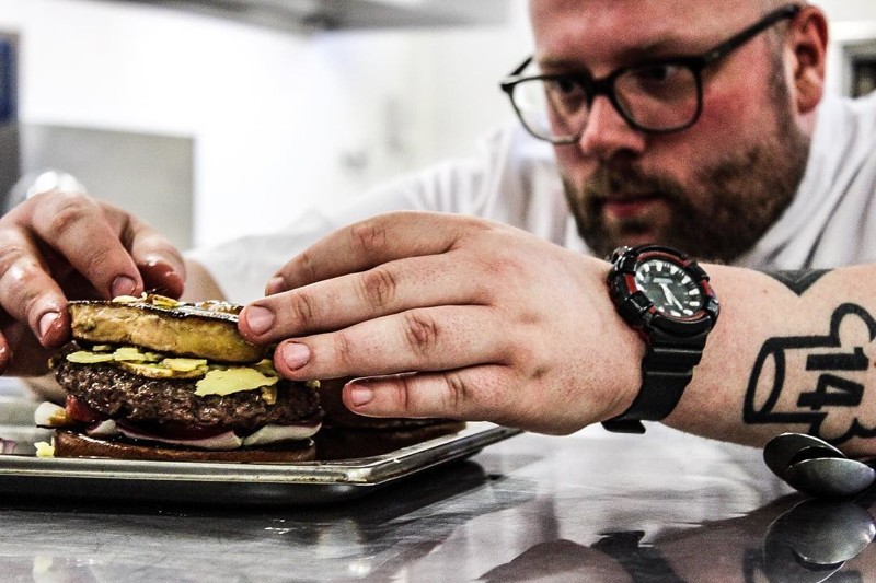 Diego Buik - najdroższy burger na świecie za 2000 euro. Diego Buik - the most expensive burger on the world for 2000 euros.
