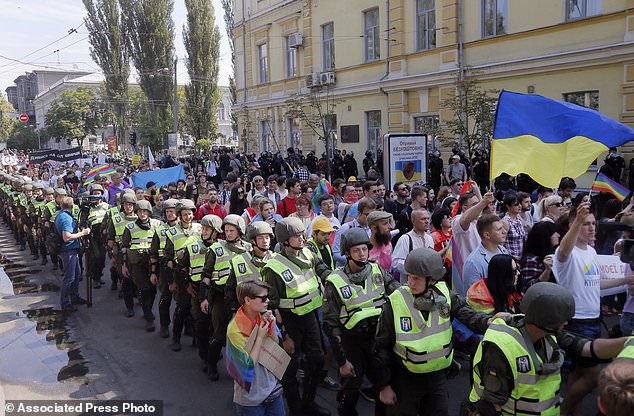 В столице Украины прошел многотысячный гей-парад активисты, гей парад, демонстрация, лгбт, меньшинства, украина, фото, шествие