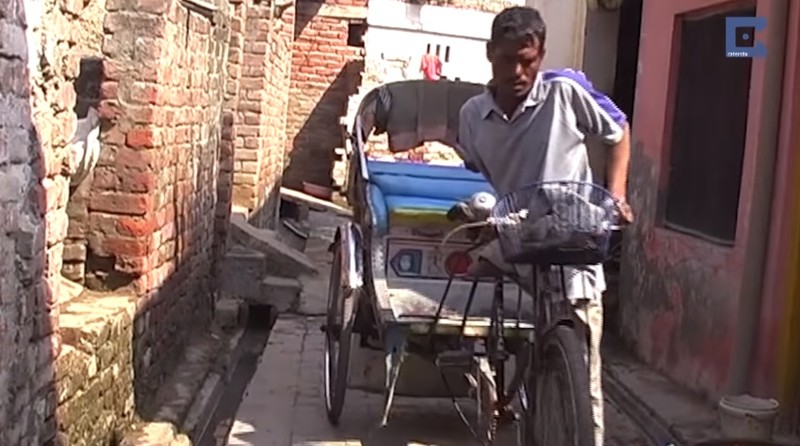 У него только одна рука и одна нога, но этот рикша проезжает каждый день по 50 км, чтобы прокормить семью без ног, в мире, заработки, инвалид, индия, люди, семья, сила духа