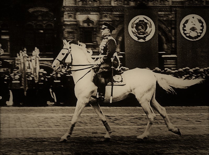Маршал Г. К. Жуков принимает Парад Победы в Москве.