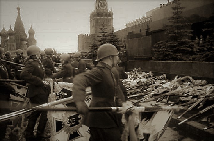 Участники парада Победы бросают к подножию Мавзолея В. И. Ленина немецкие знамена.     вов, история, парад победы