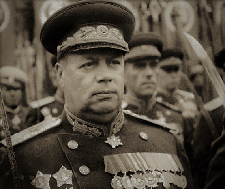 Маршал Советского Союза Федор Толбухин встречает Победу на параде в Москве.