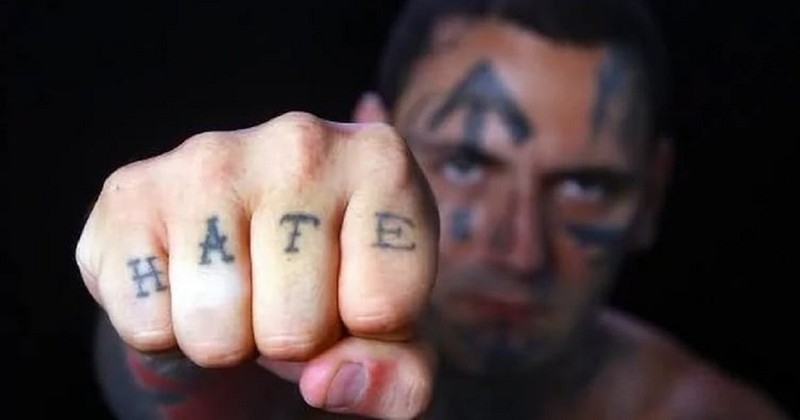 Бывший нацист сделал 25 операций, чтобы избавиться от расистских татуировок любовь спасает, нацист, новая жизнь, перерождение, поучительно, расизм, сведение татуировок, тату
