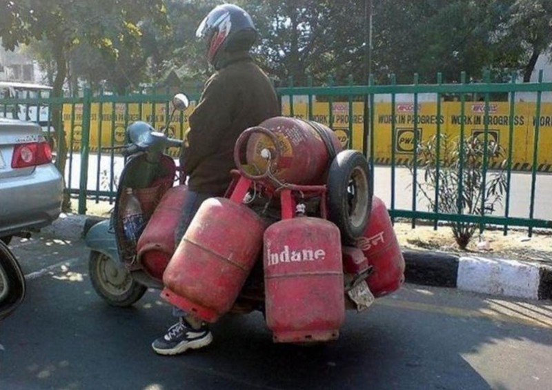 Заряд, достаточный, чтобы превратить этот скутер и его водителя просто в пыль. идиоты, прикол, фото