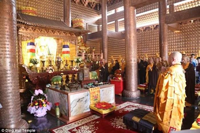 Мастер Ду из храма Динхуэй говорит, что буддисты поклоняются сохранившемуся телу с 2011 года. Ожидается, что вскоре мумию перенесут в строящийся храм Шэньду на горе Сянтан буддизм, буддийский монах, история, китай, мозг, монах, открытие, томография