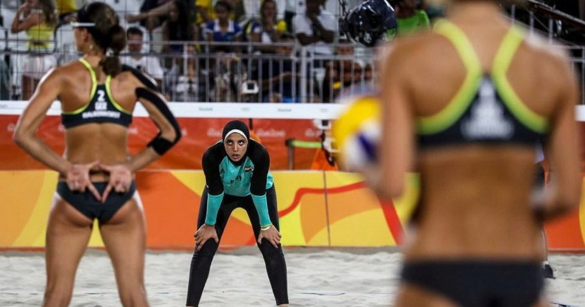 Фотографии, наглядно показывающие столкновение двух цивилизаций баскетбол, волейбол, олимпийские игры, пляжный волейбол, спорт, хиджаб