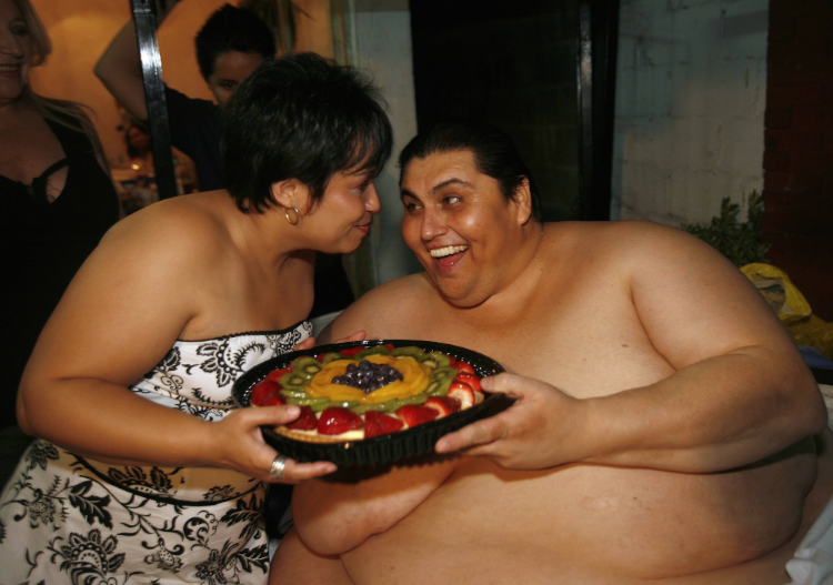 Самый тяжелый человек (почти 500 кг) Мануэль Урибе и его жена Клаудия Солис. К сожалению Мануэль не так давно скончался... Любовь, интересное, семья, толстяки