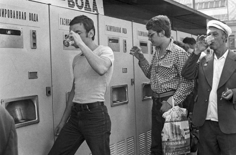 Автоматы по продаже газированной воды в советские годы можно было нередко встретить на улице или в общественных местах. Только в Москве таковых насчитывалось 10 000 СССР, граненый стакан, губастый, история, посуда, стакан, стекло, факты
