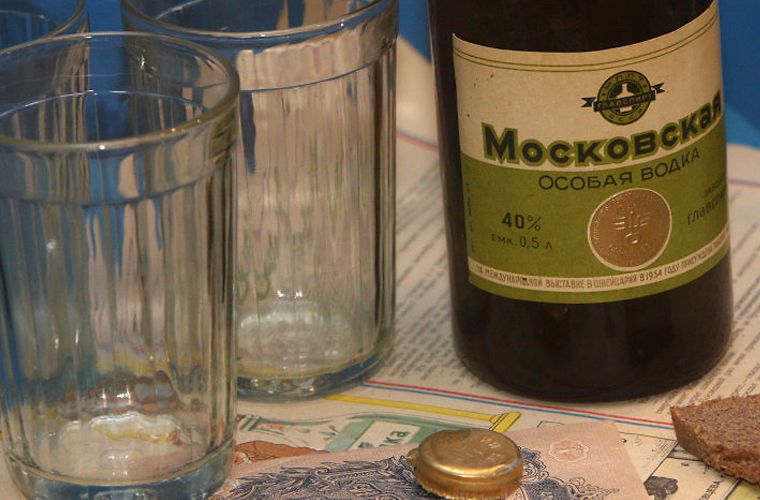 Марка водки «Московская » появилась еще в 1894 году СССР, граненый стакан, губастый, история, посуда, стакан, стекло, факты