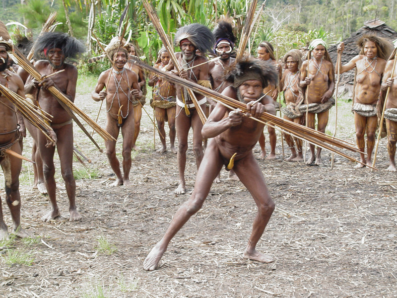 Африканцы некоторых племен практиковали вытягивание пениса, привязывая к многострадальному органу каменные диски.  Эрекция, интересное, половое созревание, факты, юноша