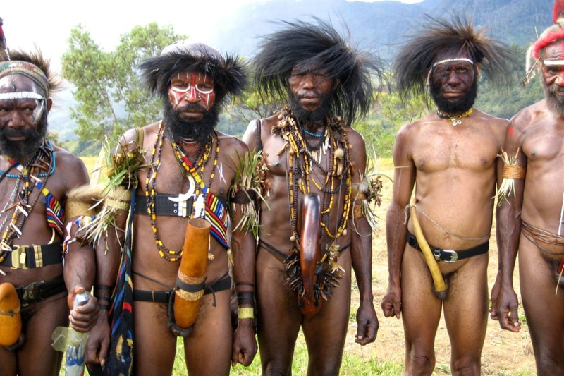 Народы Индонезии и Папуа прокалывают половой член костью, оставляя в нем отверстие, в которое затем, в течении жизни. вставляются различные предметы, считающиеся 