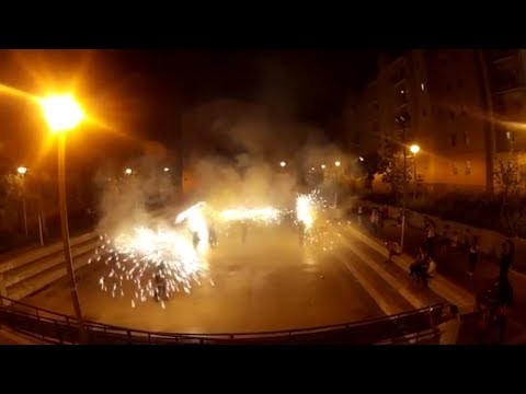 Праздник района, Барселона Испания! Барабаны фейерверки Праздник района, Барселона Испания! Барабаны фейерверки