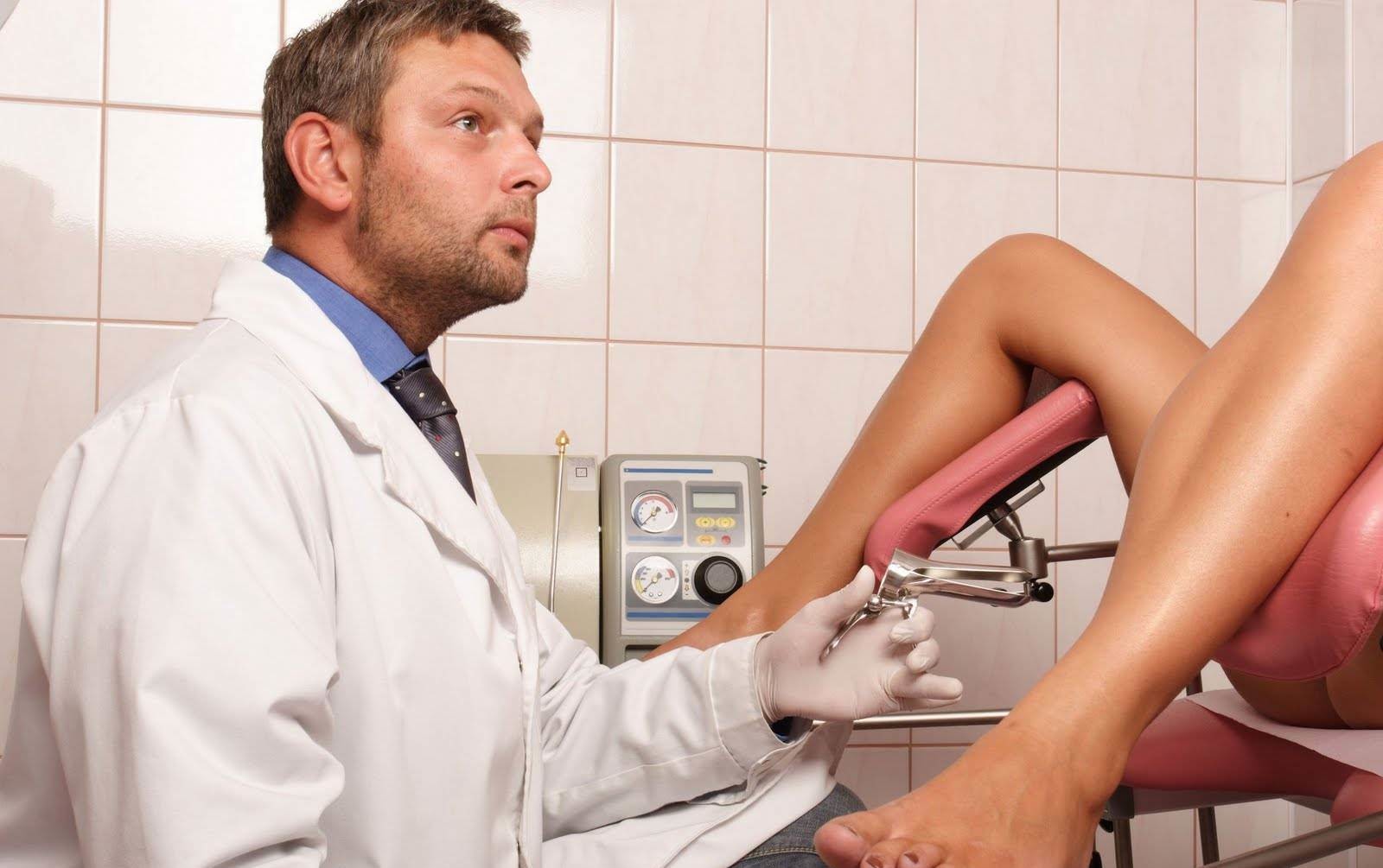Смотреть онлайн Интимный осмотр влагалища проводят двое врачей гинекологов бесплатно