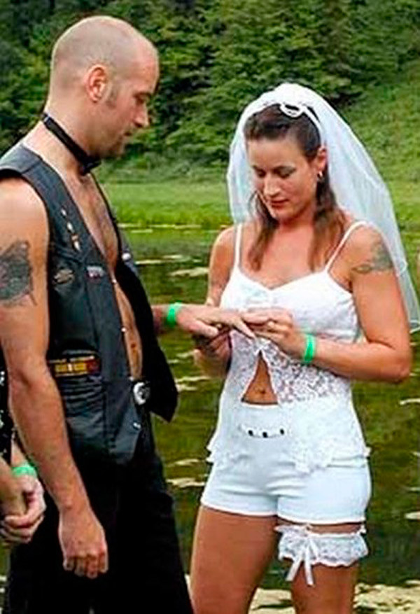 Неформалы не слишком сентиментальны, главное, это удобство костюма для поездки на байке  безвкусица, невесты, свадебные платья, свадьба, смешно, фото