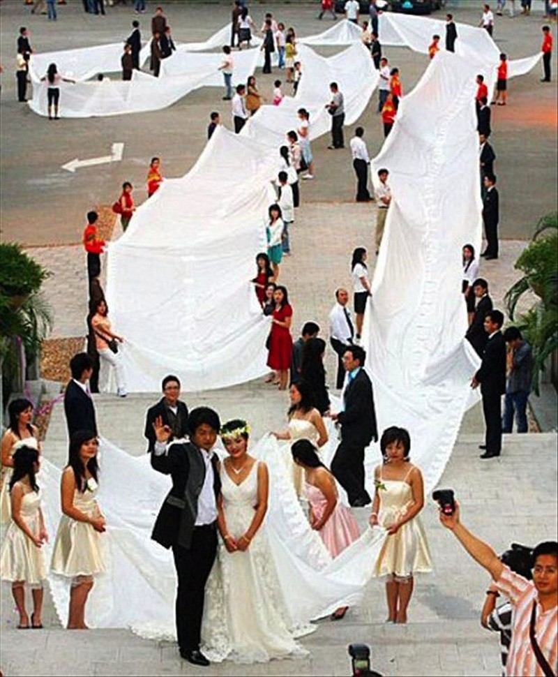 Нездоровая любовь к длинным шлейфам может погубить любую свадьбу  безвкусица, невесты, свадебные платья, свадьба, смешно, фото