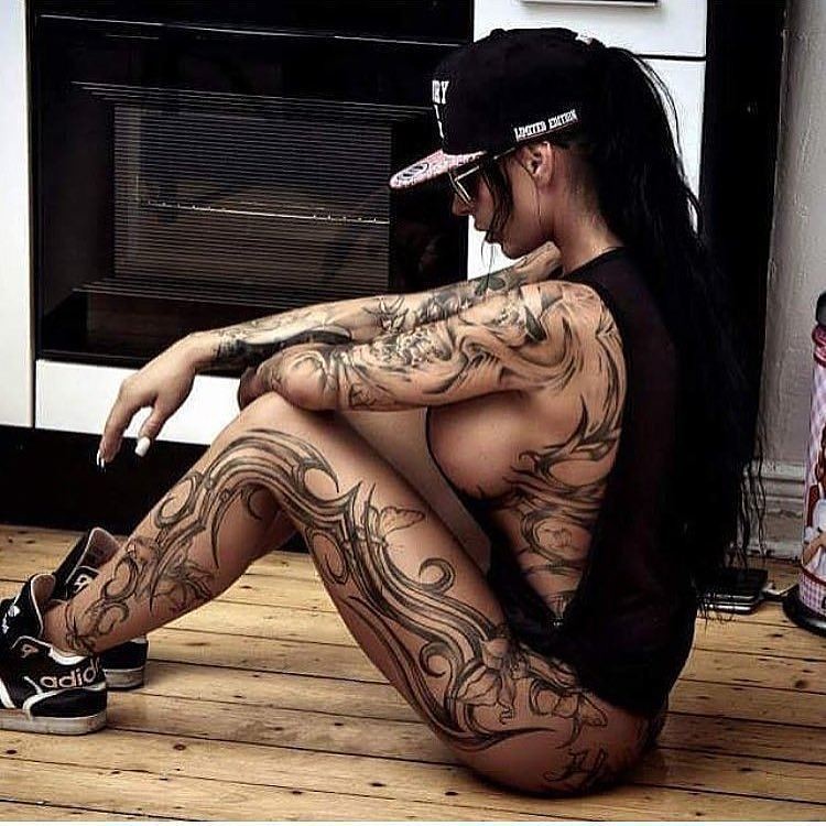 Harley Dean обнажилась на кровать и показала татуировки на теле